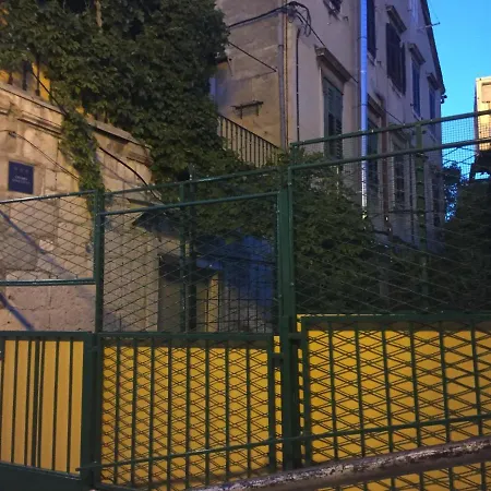 Apartman Knez شقة *
